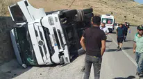 Malatya'da devrilen tır kazası sürücüyü yarasız kurtardı