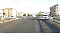 Kayseri'de kontrolden çıkan hafif ticari araç bariyerlere çarptı