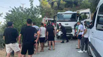 Alanya'da şarampolde asılı kalan otomobil, beton mikserine bağlanarak güvence altına alındı