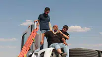 Cizre'de devrilen tırda sürücü yaralandı