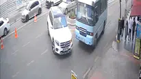 Karabük'te cip ile yolcu minibüsünün çarpışma anı güvenlik kamerasına yansıdı