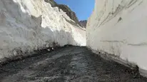Yüksekova'da 8 metreyi aşan kar tünelleri açıldı