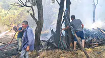 Kumluca'da odunlukta yangın: boş evin bahçesi zarar gördü