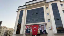 Iğdır Belediyesi binası 15 Temmuz etkinlikleri için süslendi