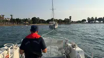 Kuşadası'nda karaya oturan gezi teknesindeki 9 kişi kurtarıldı