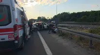 Düzce'de otomobil bariyerlere saplandı: 3 kişi yaralandı