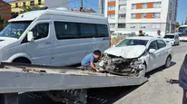 Eskişehir'de belediye araçlarının çarptığı otomobilde iki kişi yaralandı