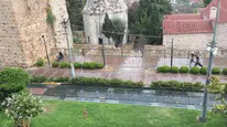 Antalya'da ani yağış tatilcileri hazırlıksız yakaladı