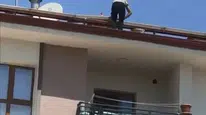 Elazığ'da çatıda güvensiz çalışma görüntüleri kaydedildi