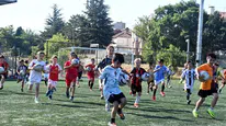 Eskişehir'de genç futbolcular için spor okullarında eğitimler sürüyor