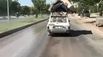 Elazığ'da malzeme bağlayan sürücü, trafiği tehlikeye attı
