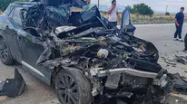 Burdur’da otomobil kamyonete çarparak hurdaya döndü, bir yaralı