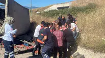 Sakarya’da freni boşalan şeftali yüklü kamyon otomobilin üzerine devrildi, 6 kişi yaralandı