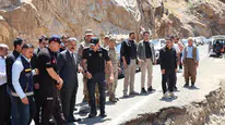 Vali ekici, habur çayı'ndaki arama çalışmalarını inceledi ve kayıp gencin ailesini ziyaret etti