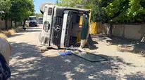 Freni boşalan tırı yan yatıran sürücü yaralandı