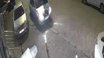 Bolu’da otomobilin kaputunda dikkat çeken yolculuk anları kaydedildi