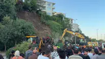 Büyükçekmece sahilinde toprak kayması paniği: Ekipler seferber oldu