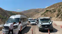 Yüksekova-Van yolunda kaya düşmesi nedeniyle trafik durdu