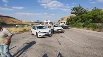 Kırıkkale'de kafa kafaya çarpışan araçlarda 5 kişi yaralandı
