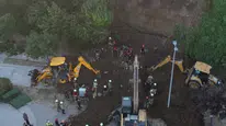 Büyükçekmece'de toprak kaymasının ardından arama kurtarma çalışmaları devam ediyor