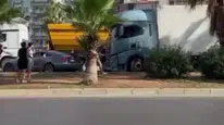 Mersin'de trafik kazası sonrası tır sürücüsü bir dramın parçası oldu