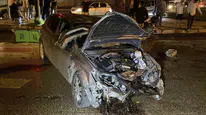 Elazığ'da trafik kazası: otomobil direği devirdi, 5 kişi yaralandı