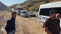 Yüksekova-Van karayolunda genişletme çalışmaları, araç kuyruğuna neden oldu
