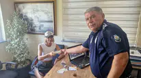 Serik'te kaybolan çantayı zabıta ekipleri sahibine ulaştırdı