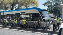 Beyoğlu’nda tramvay raydan çıkarak yolcuları tahliye ettirdi