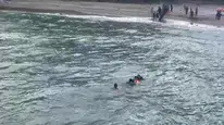 Denize giriş yasağına uymayan baba ve çocukları büyük tehlike yaşadı