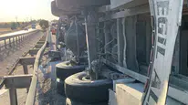 Eskişehir'de soğan yüklü kamyon devrildi, trafik aksadı: 2 yaralı