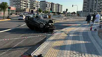 Antalya'da refüje çarpan otomobil takla attı, 2 kişi yaralandı