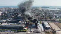 Tuzla'da çıkan yangın tekneleri tehdit ediyor