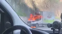 Boyabat'ta hareket halindeki tavuk kamyoneti alev alev yandı