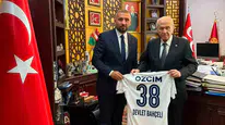 Erciyes 38 FK, Devlet Bahçeli’ye özel forma hediye etti