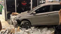 Adana'da iki otomobil mağazaya girdi: 2 kişi yaralandı