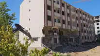 Elazığ'da kentsel dönüşüm hız kazanıyor: 5 katlı bina kısa sürede yıkıldı