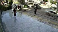 Malatya'da minibüsle motokuryenin ilginç karşılaşması: Saniyelerle kurtuldu