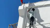 Türk bayrağına duyulan saygı: Iskeleye tırmanarak bayrağı düzeltti