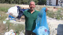 Adana'da mahalle sakinleri, biriken çöpleri topladı ve belediyeye tepki gösterdi