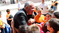 Başkan kepenek eğitim yolculuğuna destek olmak için öğrencilere çanta hediye etti