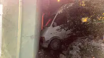 Ankara'da freni çekilmeyen minibüs duvara çarptı