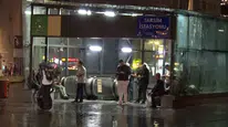 İstanbul'da sağanak yağmurda vatandaşlar tramvaya sığındı