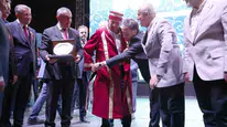 Kayseri sanayi odası tarafından yılın ahisi seçilen mustafa suat köylüoğlu, kaftan giyerek onurlandırıldı
