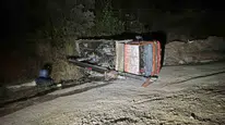 Bursa'da devrilen iş makinesinde sıkışan sürücü camdan kurtarıldı