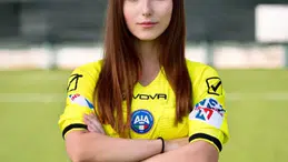 Güzelliğiyle ofsayta düşürdü! Serie D hakemi gerçek mi, yapay zeka mı?