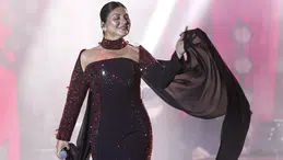 Sibel Can Harbiye Açıkhava sahnesinde kırmızı kostümüyle göz kamaştırdı