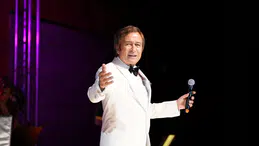 Sahnede beyaz smokin şıklığı: Erol Evgin’den unutulmaz performans
