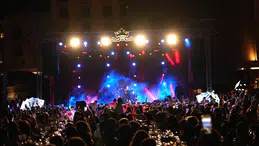 Yavru Vatan’da Sibel Can imzası! Yaz sezonunun açılışında muhteşem performans
