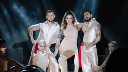 Hadise Girne Rocks Hotel sahnesinde Burcu Sedef tasarımı kostümüyle büyüledi